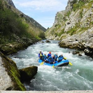 Rafting en el río Sella, Picos de Europa, Asturias